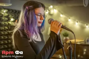 Взялась за микрофон на стойке, глаза опущены – Вокальный квартирник, март 2025